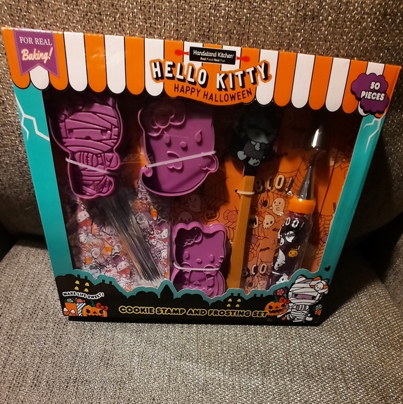 Hello Kitty, 2 piece set Happy Halloween cookie stamp and cupcake party set - Picture 2 of 5
